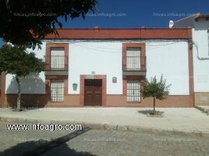 A la venta casa de pueblo en calle principal el garrobo, sevilla