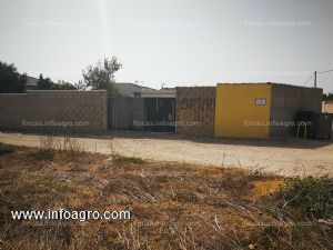 Se vende parcela con 570 m2 con una casa prefabricada de 45 m2