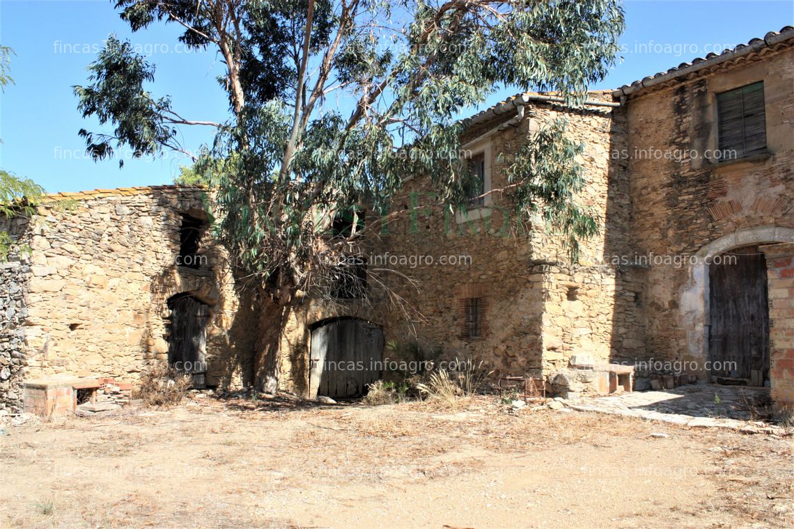 Fotos de A la venta Masia rural con terreno en Costa Brava.