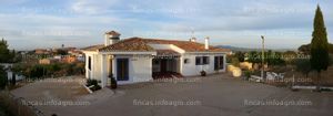 En venta  Chalet con finca olivos en Utiel