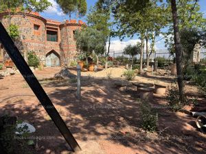 A la venta parcelas con edificio en construcción, olivar y pinar dotado de pozo legal.